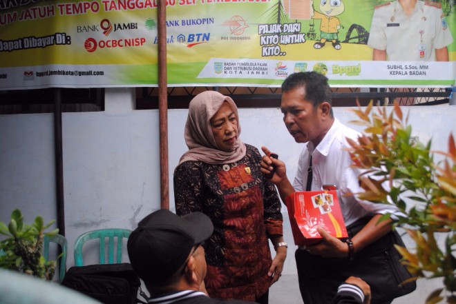 Anggota DPRD Kota Jambi, Nyimas Mazniaty saat berbincang dengan warga. Dalam rangka reses dewan 2017